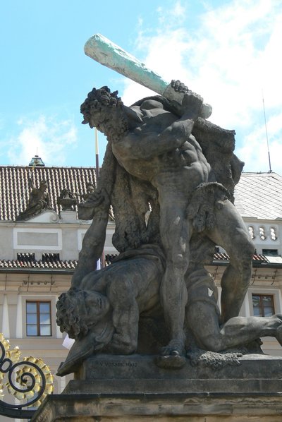 Statua di giganti combattenti, fuori dal Castello di Praga e dal Palazzo Presidenziale Hradcany, 1° Cortile da Franz Ignaz Platzer